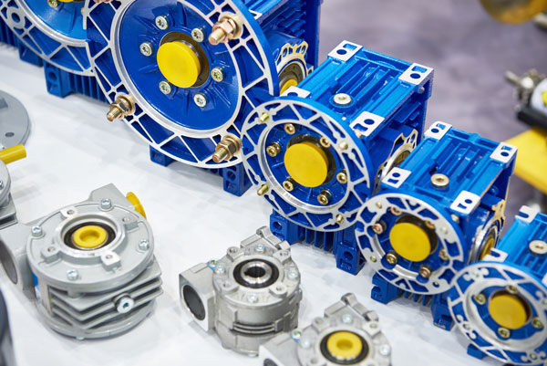 Elektromotoren Getriebe kaufen – blaue Industrie-Getriebemotoren und Antriebstechnik von TEC Elektromotoren